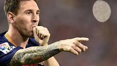 ميسي يعد جماهير برشلونة بالمزيد من السحر بعد وصوله للمئوية