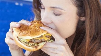 إنتبهي : الوجبات السريعة تسبب العدائية والآكتئاب