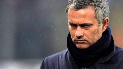 بالفيديو: مورينيو يتعدي بالضرب علي طفل في لندن