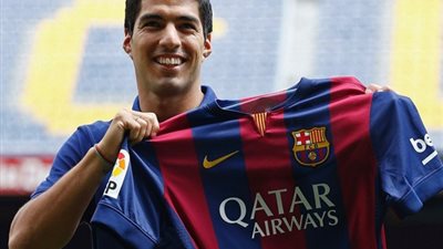 برشلونة يحتفل بمرور عام على ضم سواريز