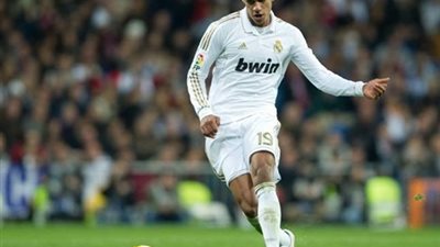 مدافع ريال مدريد يشعل الصراع بين مانشستر يونايتد وسان جيرمان