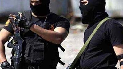 ملثمون يضرمون النيران في 3 سيارات بوسط اسطنبول