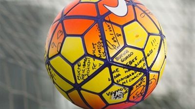 ماذا كتب نجوم برشلونة على كرة 