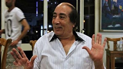 نقل الفنان عبدالله مشرف إلى المستشفى.. واشتباه بإصابته بهذا المرض!