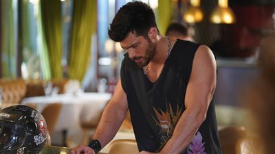 صور جديدة من الحلقة الأولى من مسلسل «السيد الخطأ» لـ «جان يامان»