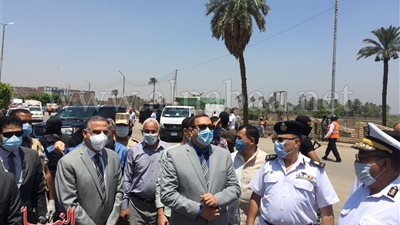 ارتفاعه ١١ طابقا.. محافظ سوهاج ومدير الأمن يتفقدان إزالة برج جرجا المخالف