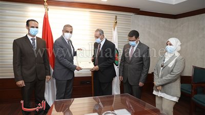 أبرزهم هاني فؤاد.. محافظ سوهاج يكرم 16 من العاملين بالقطاع الطبي