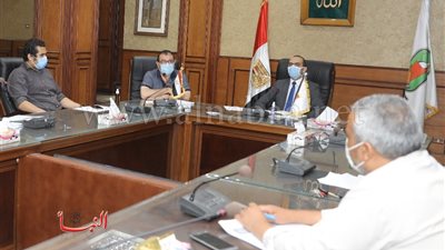 نائب محافظ سوهاج يراجع تراخيص أعمال البناء