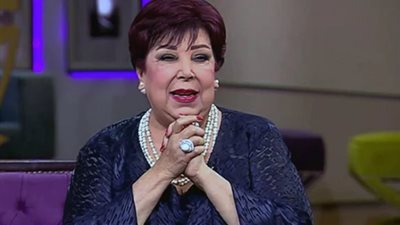 بالفيديو.. لحظة مؤثرة عند وصول جثمان رجاء الجداوي لمدافن الأسرة