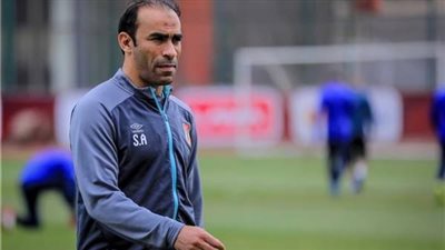 عبد الحفيظ يطمئن على المصابين في جلسة مع طبيب الفريق