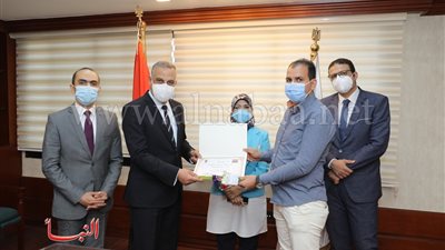 محافظ سوهاج يكرم 14 من العاملين بالقطاع الطبي