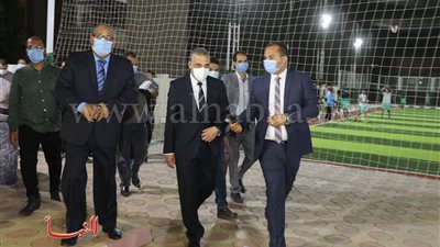 محافظ سوهاج يفتتح ورشة ملابس جاهزة وملعبا خماسيا لكرة القدم بمياه طهطا
