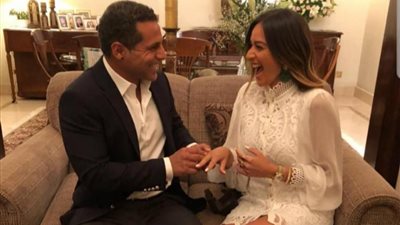 شاهد.. الصور الأولى لأمينة خليل وخطيبها على البحر