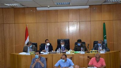 محافظ المنيا يتابع مع رؤساء المدن الاستعدادات لإجراء انتخابات مجلس الشيوخ