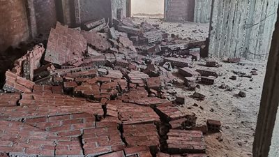 صورة.. إزالة 5 أدوار مخالفة بأحد الأبراج السكنية في المحلة 