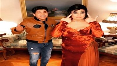 بالفيديو.. فيفي عبده تستقبل عمر كمال ويرقصان في الصالون