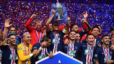 بالصور..باريس سان جيرمان بطل كأس فرنسا وخروج امبابي على العكاز