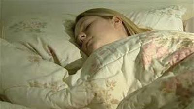 ما هي الأطعمة التي تساعدك على النوم بشكل أفضل؟