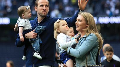 نجم الدوري الإنجليزي يتوقع طفله الثالث قريبًا