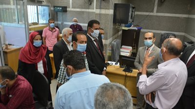 نائب محافظ سوهاج يتفقد المراكز التكنولوجية لخدمة المواطنين بطهطا وطما