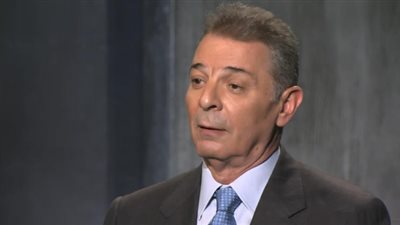 بالصور.. ظهور نادر لعائلة محمود حميدة وحفيده أثناء عرض 