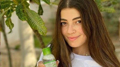 بالصور.. ليلى أحمد زاهر تخطف الأنظار بفستان جريء 