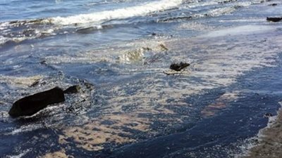 كارثة ضخمة.. تسرب نفطي كبير على سواحل إفريقيا