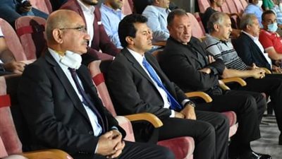 وزير الرياضة بجوار محمود الخطيب 