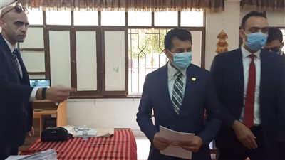 وزير الرياضة يدلي بصوته في انتخابات مجلس الشيوخ بالشروق