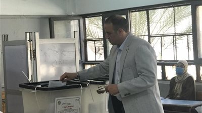 أبوزيد يدلي بصوته في انتخابات مجلس الشيوخ
