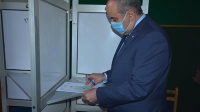 وزير الطيران المدنى يدلي بصوته في انتخابات مجلس الشيوخ