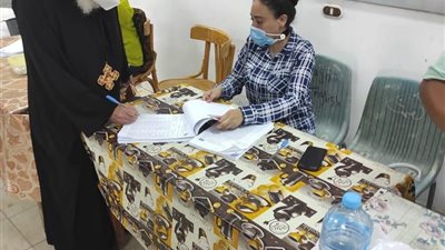 بالصور.. وكيل الكاتدرائية المرقسية بالإسكندرية يدلي بصوته في انتخابات 
