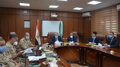 محافظ المنيا يتابع فتح اللجان وبدء انتخابات مجلس الشيوخ من غرفة العمليات الرئيسية 