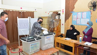 رئيس جامعة دمياط يدلى بصوته فى انتخابات مجلس الشيوخ