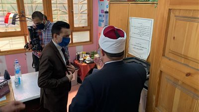 بالصور.. وزير الأوقاف يدلى بصوته فى انتخابات مجلس الشيوخ بالمنيل