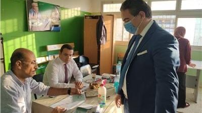 نقيب الاعلاميين يدلى بصوته فى انتخابات مجلس الشيوخ 