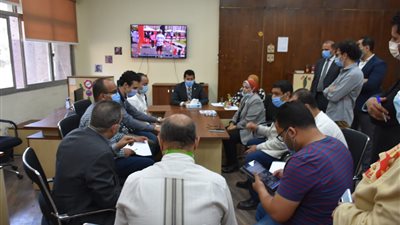 صبحي يتابع مساهمة الكوادر الشبابية في انتخابات مجلس الشيوخ من غرفة العمليات المركزية بالوزارة