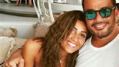 بالفيديو.. عمرو دياب يحمل دينا الشربيني في كواليس أغنية «أماكن السهر»