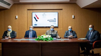 رئيس هيئة الدواء يبحث سبل تطوير صناعة الدواء مع ممثلي الصناعة