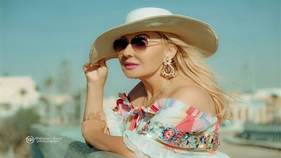 بالصور.. نادية الجندي تفاجئ جمهورها بإطلالة عشرينية 