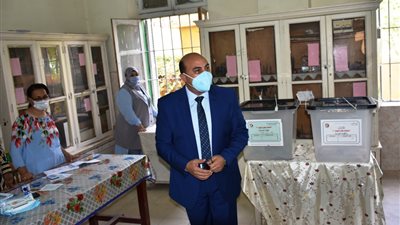 محافظ أسوان يتفقد لجان انتخابات مجلس الشيوخ «صور»