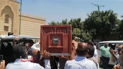 بالصور.. انهيار بنات سمير الإسكندراني أثناء تشييع جثمانه