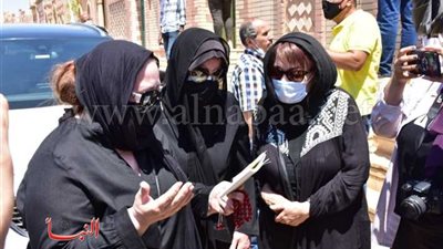 بالصور.. أبرز اللحظات المؤثرة في جنازة النجمة «شويكار»