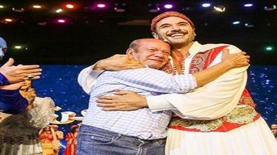 في ليلة عرض استثنائية.. بكاء لطفي لبيب على مسرح 