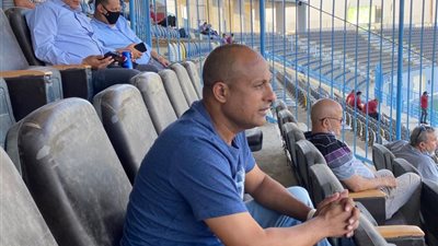 طارق مصطفى يتابع لقاء إنبي وسموحة