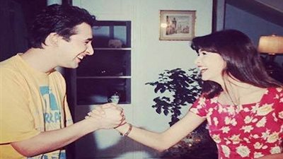 بالفيديو.. ياسمين عبد العزيز تغني لكريم عبد العزيز