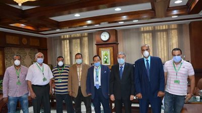 محافظ المنيا يبحث مع وفد الزراعة دعم القوافل البيطرية والندوات الإرشادية