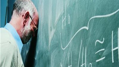 45 طالب يقضون على مستقبل معلم بأسيوط لهذا السبب