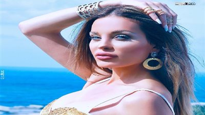 سيشن مرعب.. دومينيك حوراني تطل على جمهورها بأغرب طريقة