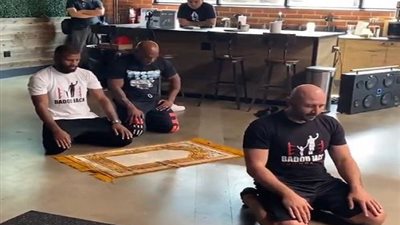 ملاكمان عالميان يقيمان الصلاة في مقهى أمريكي.. وهذا هو السر